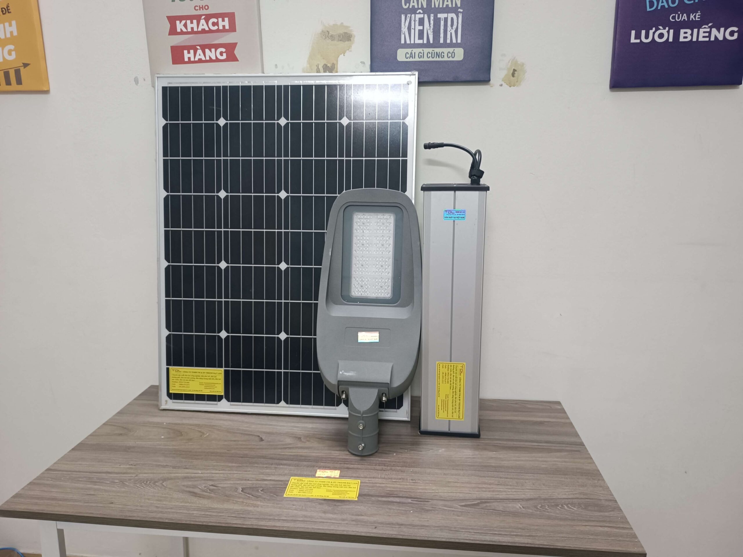 Đèn đường năng lượng mặt trời dự án 60w 80w 24ah 30ah 42ah 54ah 60ah 80ah